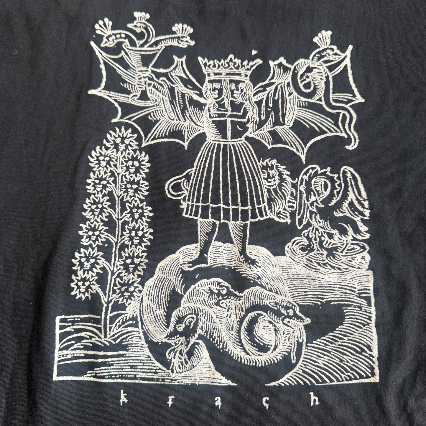 Nihill Band Krach T-Shirt Size L Slim Fit Verdonkermaan Grond