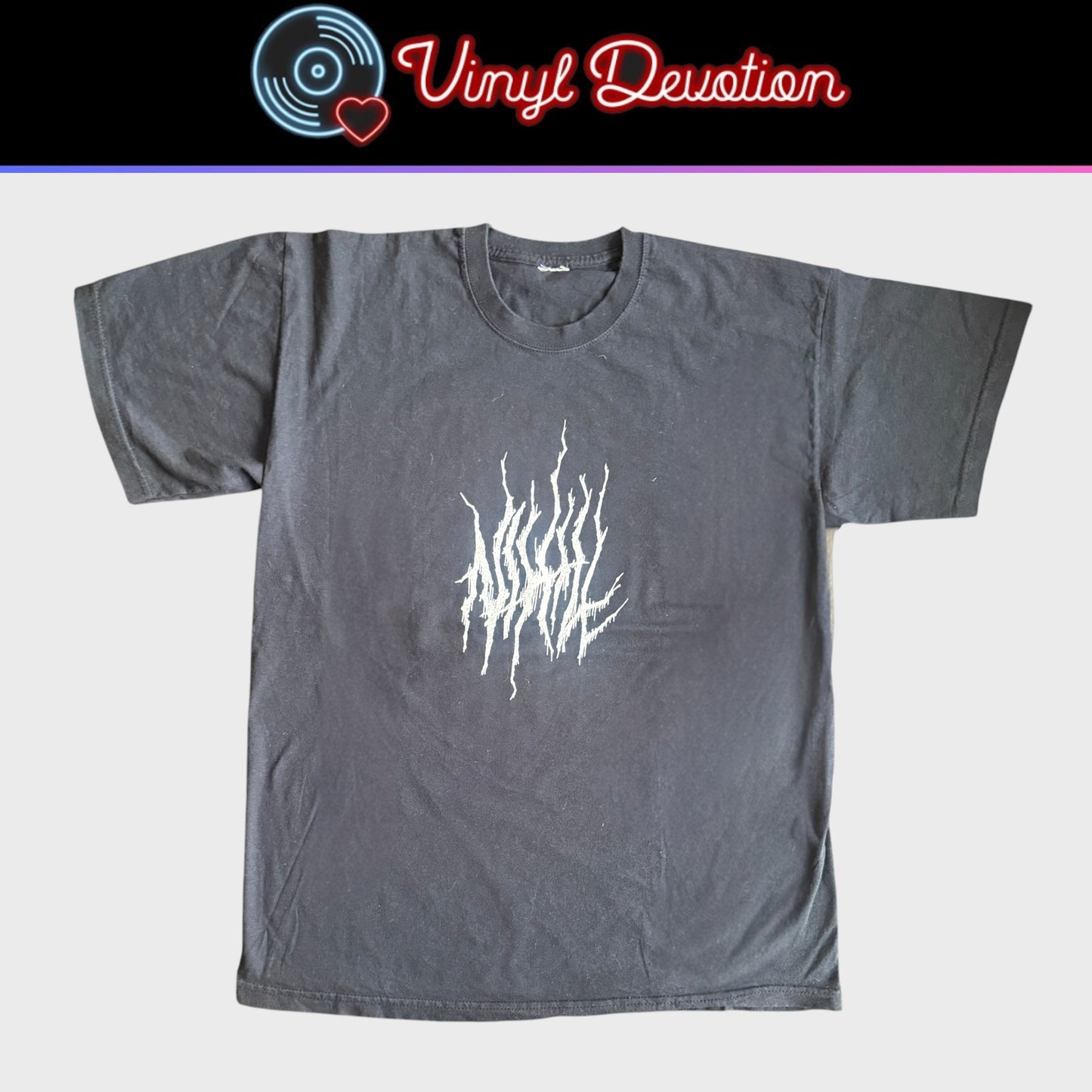 Nihill Band Krach T-Shirt Size L Slim Fit Verdonkermaan Grond